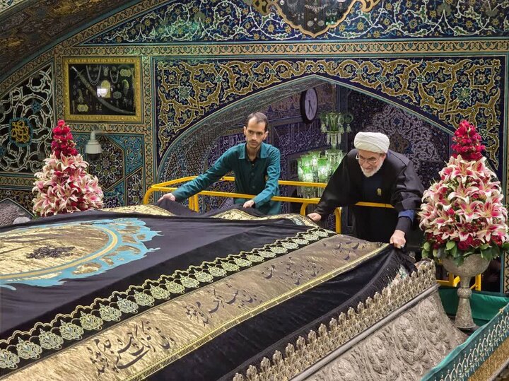 تقرير مصور/ تبدیل کسوة الروضة الرضویة المنورة بمناسبة حلول شهر المحرم