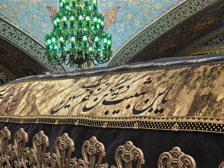 تقرير مصور/ تبدیل کسوة الروضة الرضویة المنورة بمناسبة حلول شهر المحرم