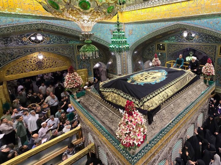 تقرير مصور/ تبدیل کسوة الروضة الرضویة المنورة بمناسبة حلول شهر المحرم