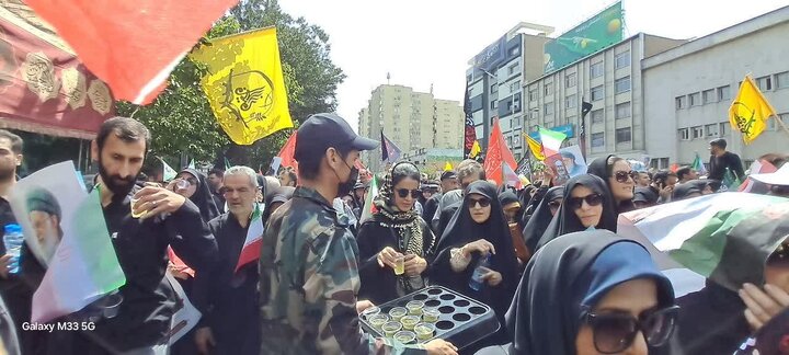 عکس خبری | پذیرایی مهاجران افغانستانی از تشییع کنندگان شهدای تجاوزات اسرائیل در تهران