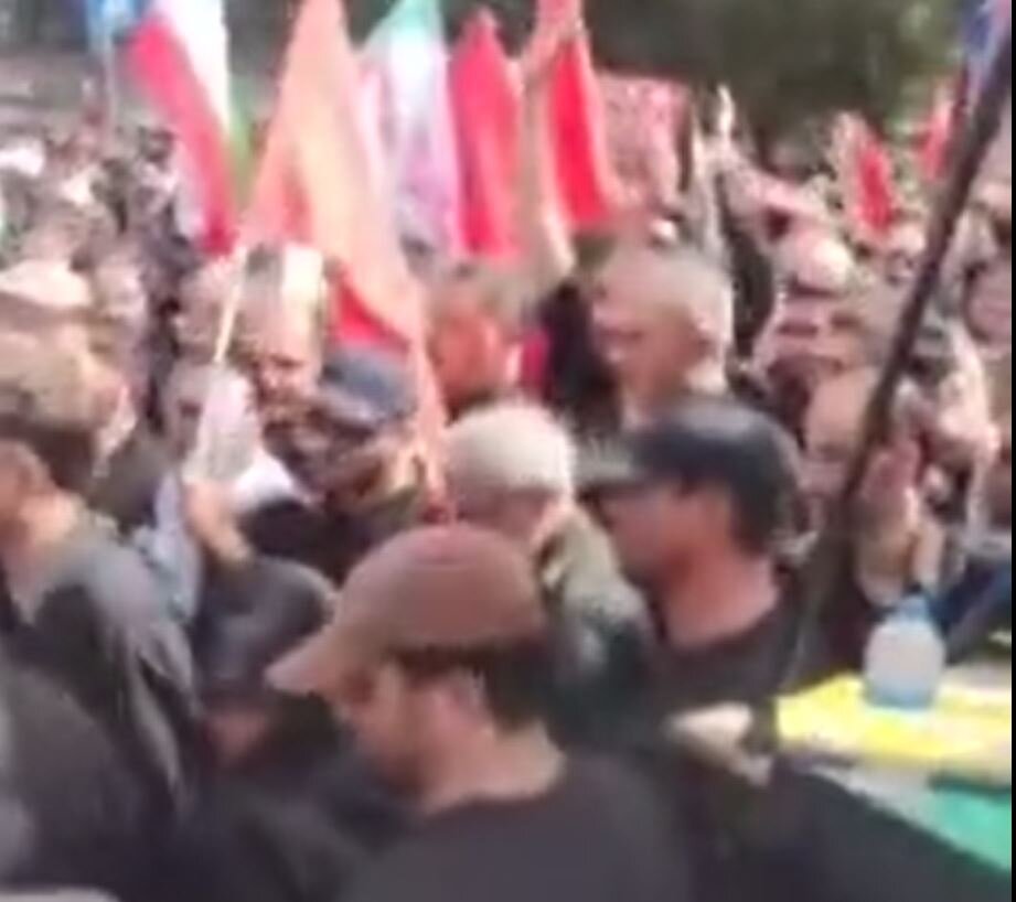 Video: General Ghaani attends funeral ceremony for martyrs