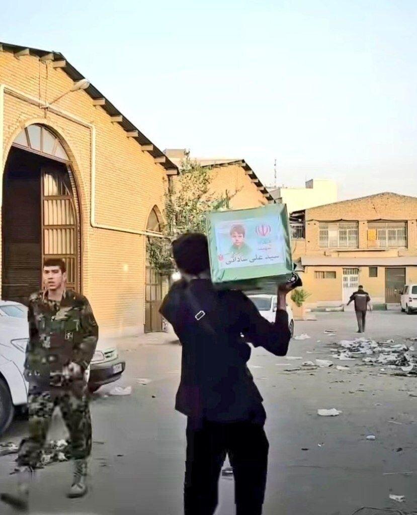 عکس خبری | تنها یک نفر برای حمل این تابوت کافی بود ...