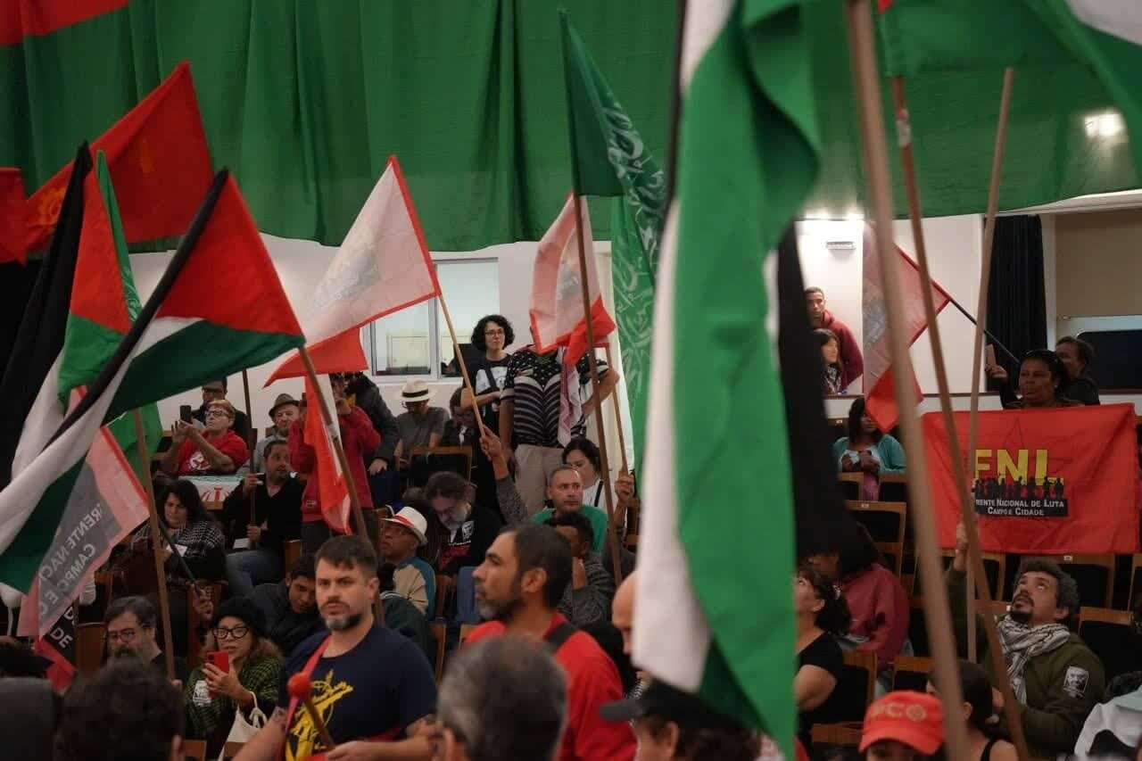 Una bandera de 30 metros de Irán ondea en São Paulo en homenaje a los mártires de los ataques del régimen israelí