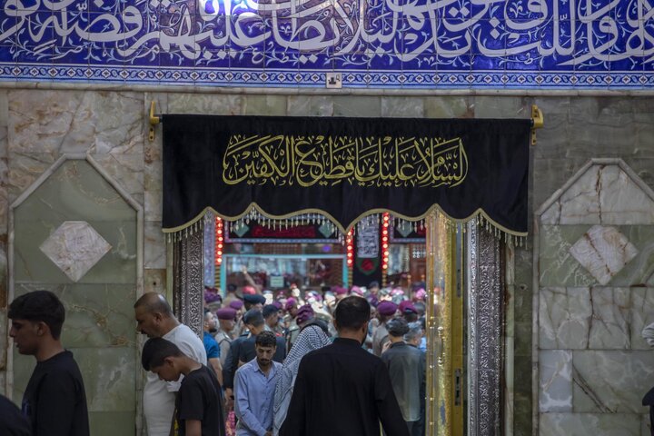 استبدال ستائر أبواب حرم مرقد أبي الفضل العباس (عليه السلام)