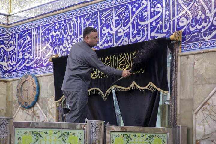 استبدال ستائر أبواب حرم مرقد أبي الفضل العباس (عليه السلام)