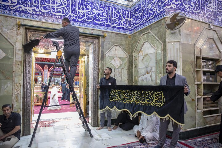 استبدال ستائر أبواب حرم مرقد أبي الفضل العباس (عليه السلام)