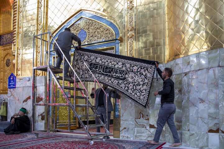 استبدال ستائر أبواب حرم مرقد أبي الفضل العباس (عليه السلام)