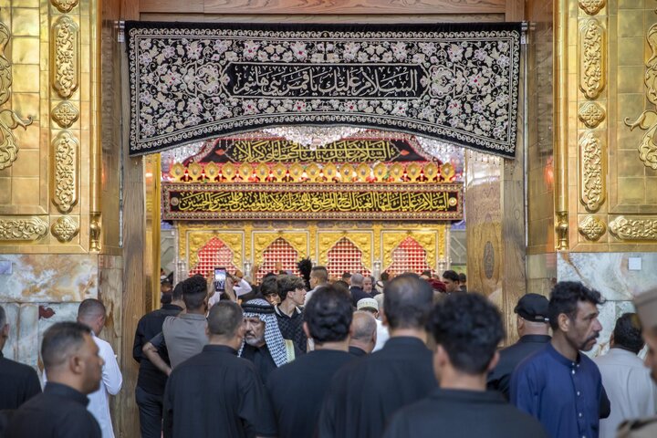 استبدال ستائر أبواب حرم مرقد أبي الفضل العباس (عليه السلام)