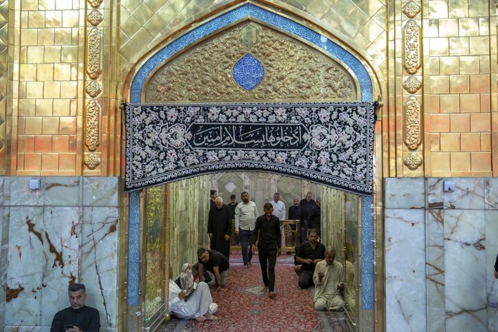 استبدال ستائر أبواب حرم مرقد أبي الفضل العباس (عليه السلام)