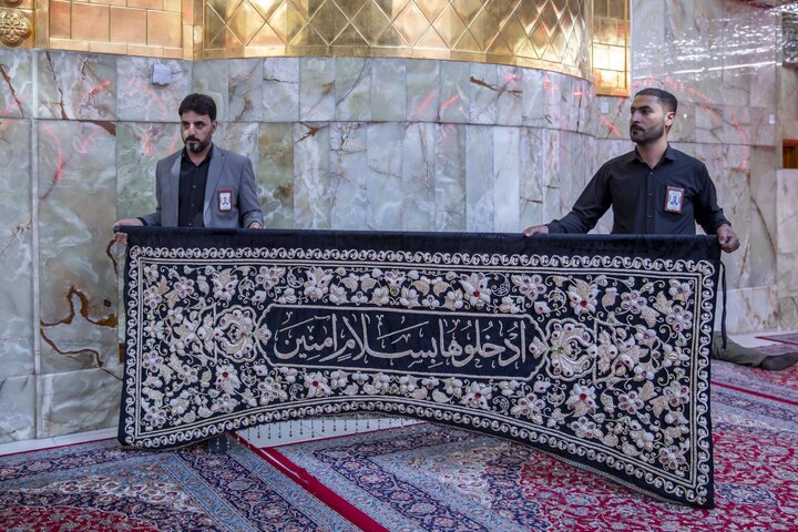 استبدال ستائر أبواب حرم مرقد أبي الفضل العباس (عليه السلام)