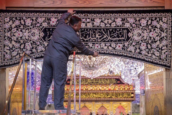 استبدال ستائر أبواب حرم مرقد أبي الفضل العباس (عليه السلام)