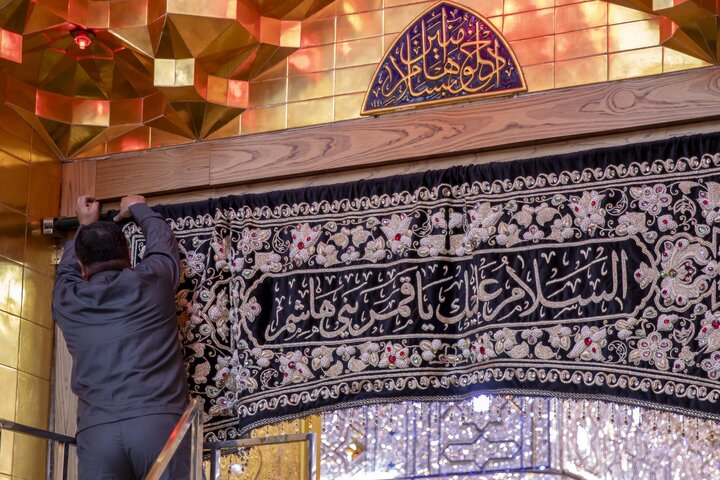 استبدال ستائر أبواب حرم مرقد أبي الفضل العباس (عليه السلام)