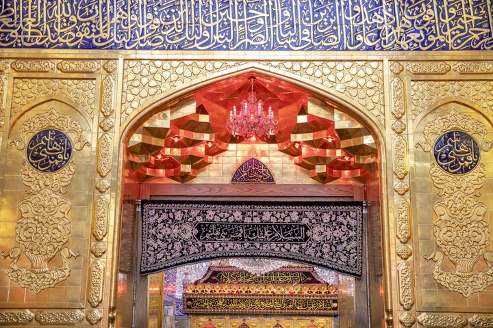 استبدال ستائر أبواب حرم مرقد أبي الفضل العباس (عليه السلام)