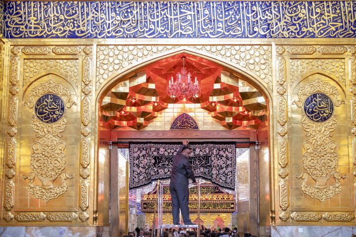 استبدال ستائر أبواب حرم مرقد أبي الفضل العباس (عليه السلام)