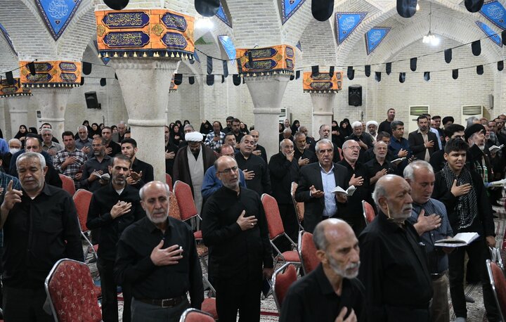 تصاویر| مراسم سوگواری و عزاداری سومین روز محرم به میزبانی حجت الاسلام والمسلمین دژکام در مسجد شهدای شیراز