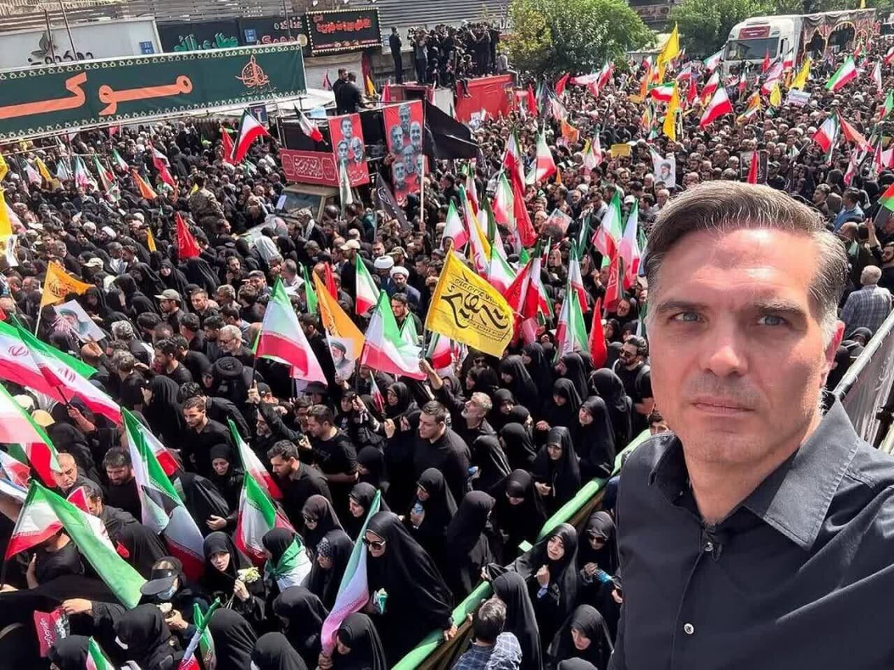 Selfie de um jornalista da CNN com a multidão presente no funeral dos mártires da dignidade