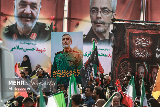 Tahran'da şehit komutanlara veda töreni