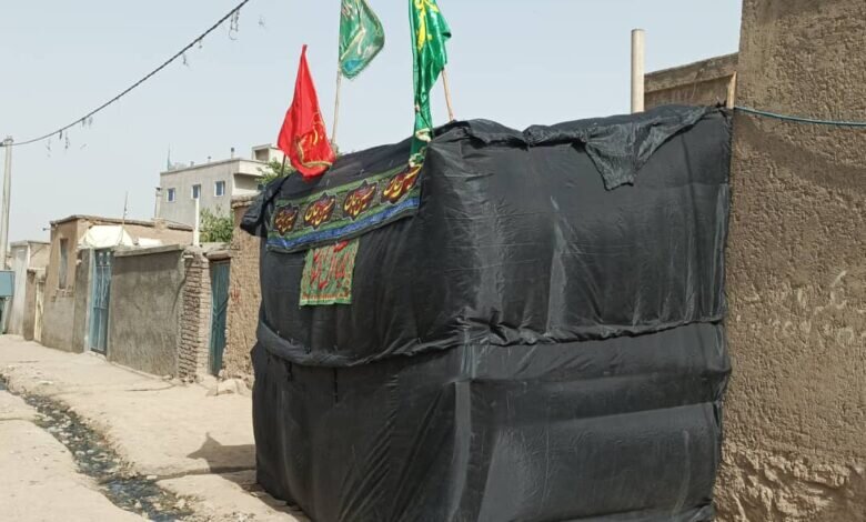 عزاداری شیعیان افغانستان در سایه محدودیت‌های طالبان / نصب پرچم عزا جزء فرهنگ ما است