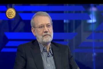 لاریجانی: ئیسڕائیل پەیوەندی پێوە کردم وتی لە ئێران هەڵبێ