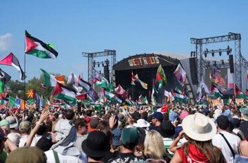 Ang mga anti-Zionistang slogan ng isang grupo ng musika ay nagdulot ng kaguluhan sa England