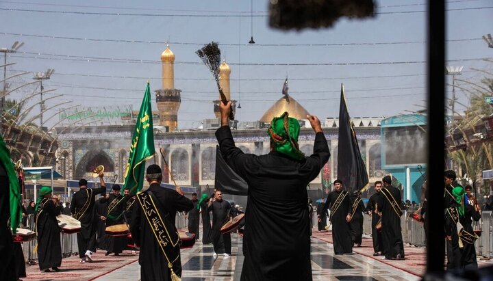 تقرير مصور/ منطقة الحرمين في كربلاء المقدسة تستقبل مئات مواكب عزائية بمناسبة استشهاد الإمام الحسين(ع)