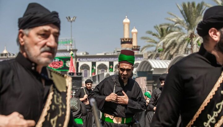 تقرير مصور/ منطقة الحرمين في كربلاء المقدسة تستقبل مئات مواكب عزائية بمناسبة استشهاد الإمام الحسين(ع)