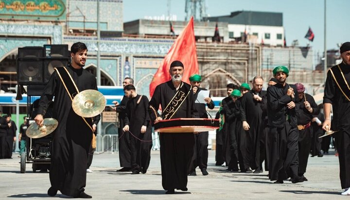 تقرير مصور/ منطقة الحرمين في كربلاء المقدسة تستقبل مئات مواكب عزائية بمناسبة استشهاد الإمام الحسين(ع)