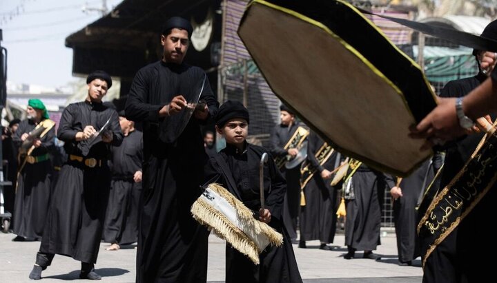 تقرير مصور/ منطقة الحرمين في كربلاء المقدسة تستقبل مئات مواكب عزائية بمناسبة استشهاد الإمام الحسين(ع)