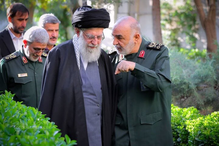 تقرير مصور/ قائد الثورة الإسلامية بين شهداء الاقتدار الوطني العزيز