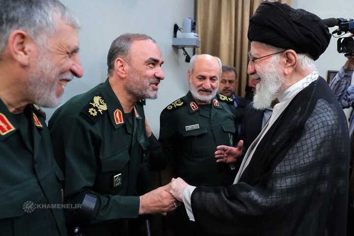 تقرير مصور/ قائد الثورة الإسلامية بين شهداء الاقتدار الوطني العزيز