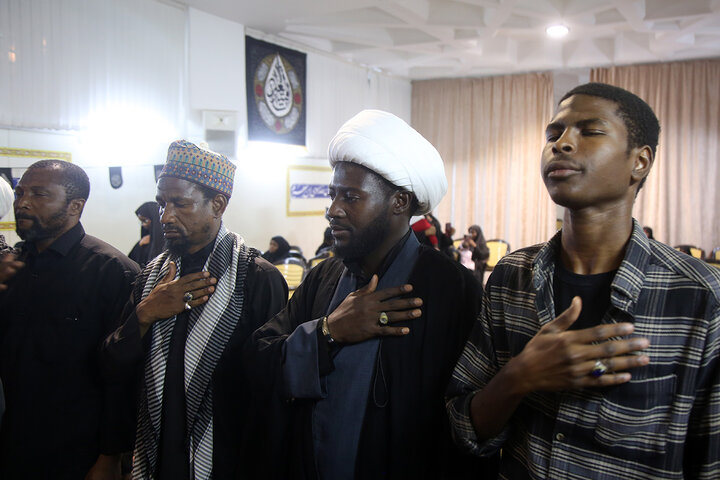 گزارش تصویری | عزاداری نیجریه‌ای‌ها در حرم مطهر بانوی کرامت