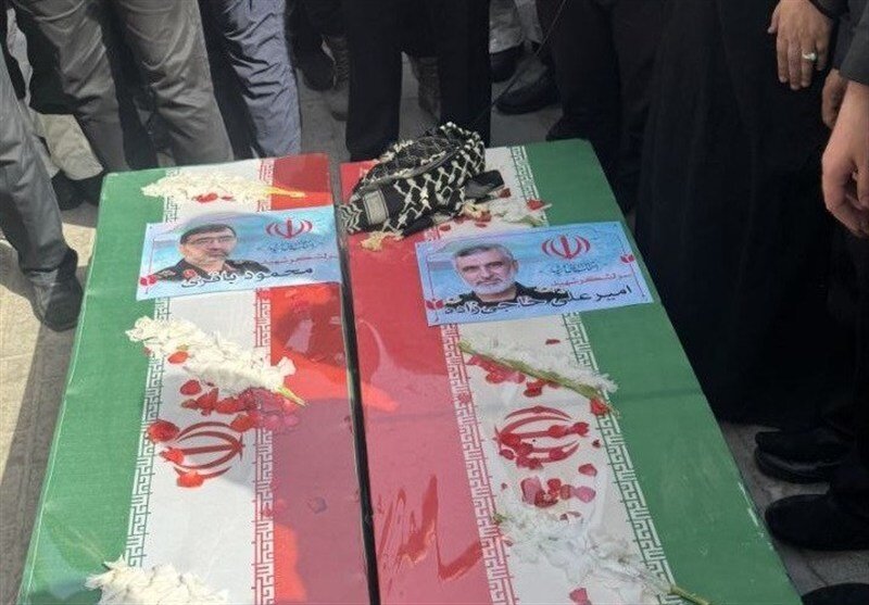 الشهيدان حاجي زاده وباقري يُوارَيان الثرى بحضور رسمي واسع