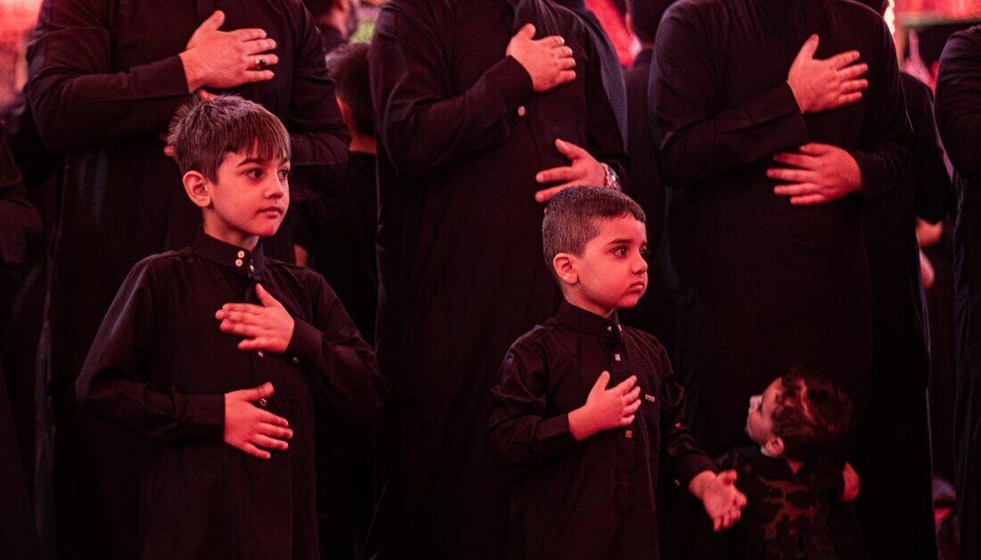 صغار كربلاء.. عزاء بحجم الحلم وقلوب تنبض بالحسين (ع) صغار كربلاء.. عزاء بحجم الحلم وقلوب تنبض بالحسين (ع)