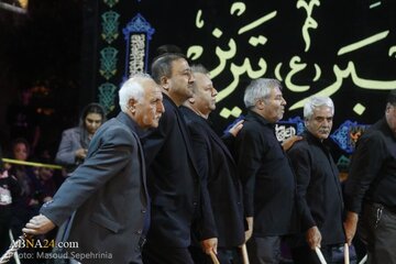 Raporta wêneyan | Taxa Taleqanî ya Tebrîzê di şeva pêncemîn a Muherremê de mazûvaniya şîniyên Huseyîn dikin.