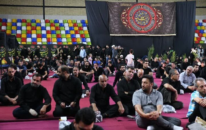 تصاویر| حضور نماینده ولی فقیه در فارس در جمع عزاداران حسینی هیئات مختلف شیراز در شب پنجم محرم