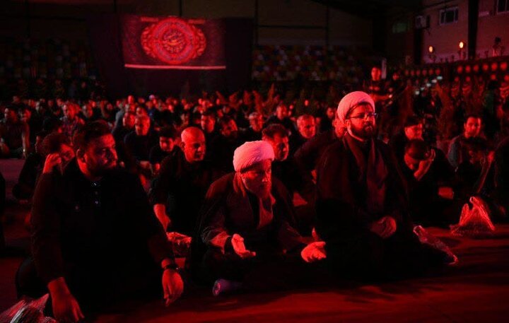 تصاویر| حضور نماینده ولی فقیه در فارس در جمع عزاداران حسینی هیئات مختلف شیراز در شب پنجم محرم