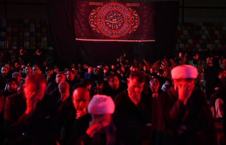 تصاویر| حضور نماینده ولی فقیه در فارس در جمع عزاداران حسینی هیئات مختلف شیراز در شب پنجم محرم