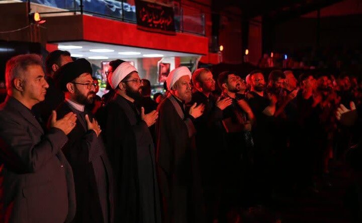تصاویر| حضور نماینده ولی فقیه در فارس در جمع عزاداران حسینی هیئات مختلف شیراز در شب پنجم محرم