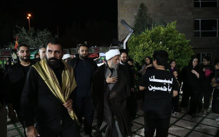 تصاویر| حضور نماینده ولی فقیه در فارس در جمع عزاداران حسینی هیئات مختلف شیراز در شب پنجم محرم