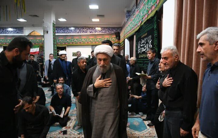 تصاویر| حضور نماینده ولی فقیه در فارس در جمع عزاداران حسینی هیئات مختلف شیراز در شب پنجم محرم