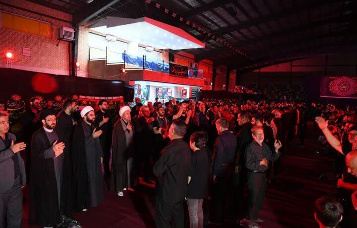 تصاویر| حضور نماینده ولی فقیه در فارس در جمع عزاداران حسینی هیئات مختلف شیراز در شب پنجم محرم