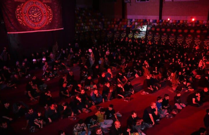 تصاویر| حضور نماینده ولی فقیه در فارس در جمع عزاداران حسینی هیئات مختلف شیراز در شب پنجم محرم