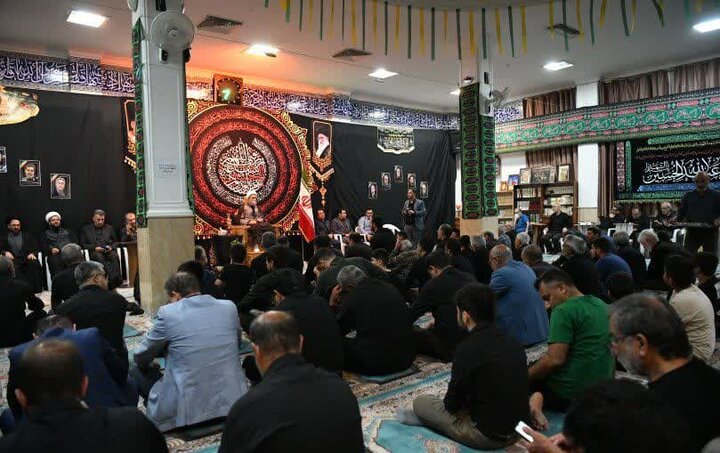 تصاویر| حضور نماینده ولی فقیه در فارس در جمع عزاداران حسینی هیئات مختلف شیراز در شب پنجم محرم