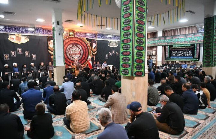 تصاویر| حضور نماینده ولی فقیه در فارس در جمع عزاداران حسینی هیئات مختلف شیراز در شب پنجم محرم