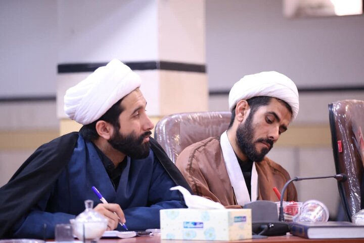 تصاویر| نشست تعدادی از مبلغین موثر تبلیغی شهر شیراز با معاونت دفتر امور سیاسی اجتماعی حوزه های علمیه کشور