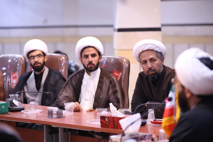تصاویر| نشست تعدادی از مبلغین موثر تبلیغی شهر شیراز با معاونت دفتر امور سیاسی اجتماعی حوزه های علمیه کشور