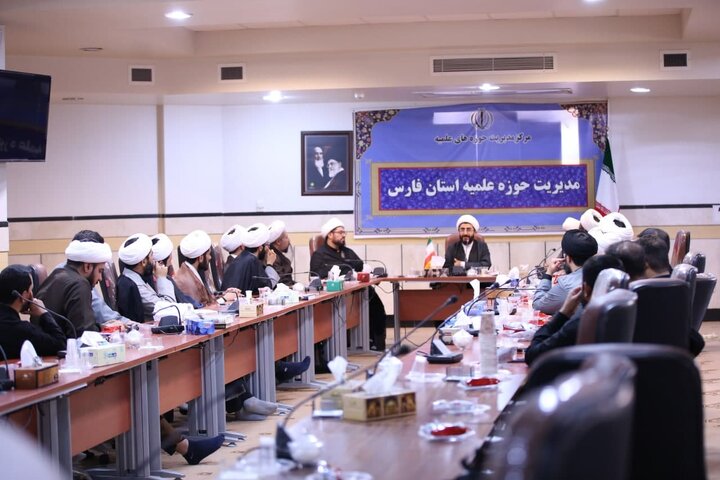 تصاویر| نشست تعدادی از مبلغین موثر تبلیغی شهر شیراز با معاونت دفتر امور سیاسی اجتماعی حوزه های علمیه کشور