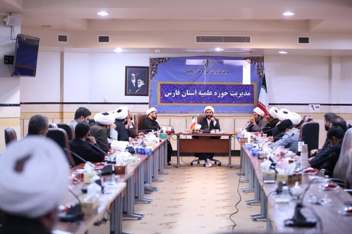 تصاویر| نشست تعدادی از مبلغین موثر تبلیغی شهر شیراز با معاونت دفتر امور سیاسی اجتماعی حوزه های علمیه کشور