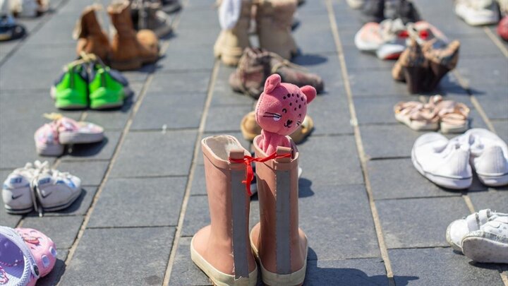 Informe fotográfico | Exhibición de miles de zapatos en recuerdo de los niños víctimas de la guerra en Gaza en Holanda