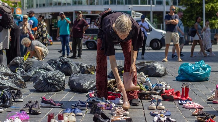 Informe fotográfico | Exhibición de miles de zapatos en recuerdo de los niños víctimas de la guerra en Gaza en Holanda